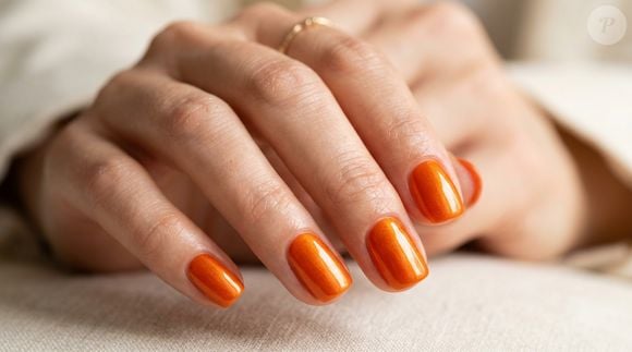 O laranja dopamina ganha força nas unhas curtas com a chegada da primavera. Vibrante, luminoso e com acabamento glossy e metalizado, o tom valoriza o bronzeado e deixa a manicure mais alegre