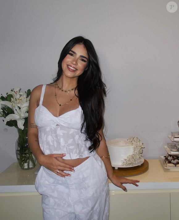 Irmã de Giullia Buscacio, Giovanna Buscacio levou a mão na barriga ao revelar gravidez do filho de Ronaldinho Gaúcho, João Mendes de Assis Moreira