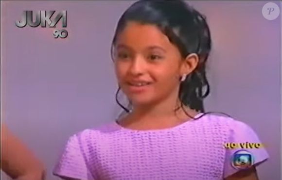 Carolina Oliveira provoca Bruna Marquezine no palco e solta: 'Já tá mentindo a idade?'