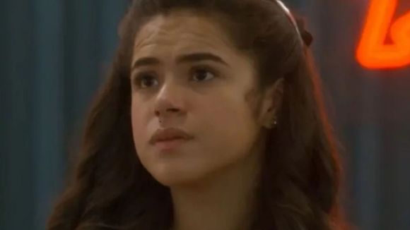 O que acontece com Bia no final de 'Garota do Momento'? Acusada de crime, vilã tem encontro com Beatriz e aposta em plano que não dará certo