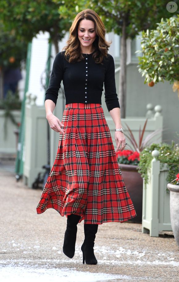 Moda de Kate Middleton: para o inverno, você pode apostar em looks com camadas, como por exemplo, aliar uma saia midi, nessa estrutura plissada ou reta, colocar uma blusa em tecido mais grosso, meia-calça e bota.