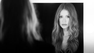 Welcome back queen Marina! Atriz dá adeus ao loiro e fica ruiva para divulgar 'Tremembé'; veja 20 fotos do novo visual