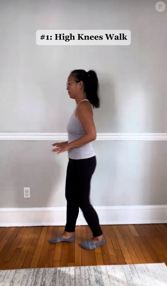 No primeiro exercício dessa sequência de Pilates, a instrutora Nancy orientou que o aluno caminhe elevando os joelhos, melhorando o equilíbrio.