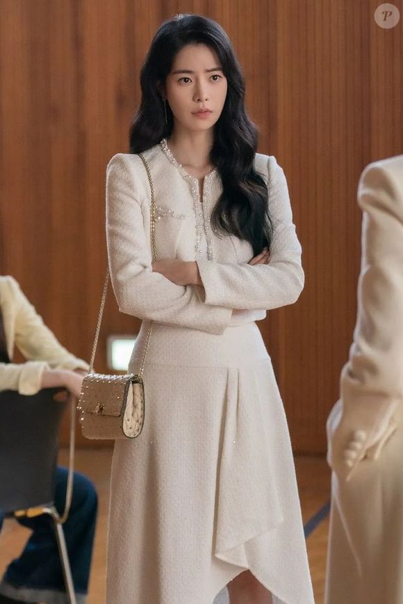 Park Yeon-jin - A Lição: líder de um grupo de bullying, tornou-se adulta arrogante e impiedosa que pensa que o dinheiro a safa de tudo