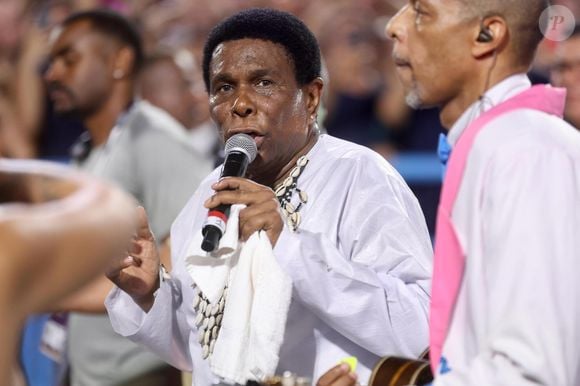 Neguinho da Beija-Flor encerrou sua carreira como intérprete da Beija-Flor no Carnaval após 50 anos seguidos a frente da escola de samba