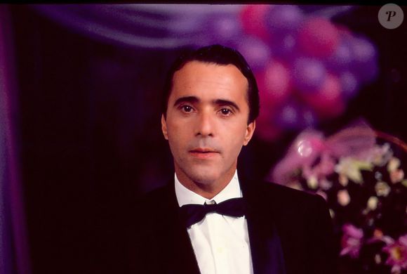 Maria do Carmo (Regina Duarte) se revolta com Edu (Tony Ramos) ao descobrir mentira do filho de Betinho (Paulo Gracindo) e pega um revólver na novela 'Rainha da Sucata'