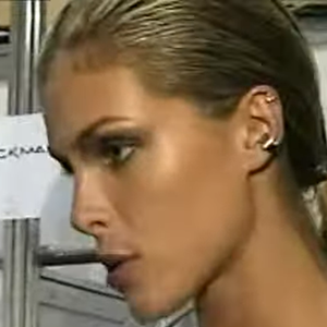 2003 - Ana Hickmann estava no auge de sua carreira internacional como modelo de passarela e moda, viajando frequentemente entre centros como Nova York, Paris e Milão