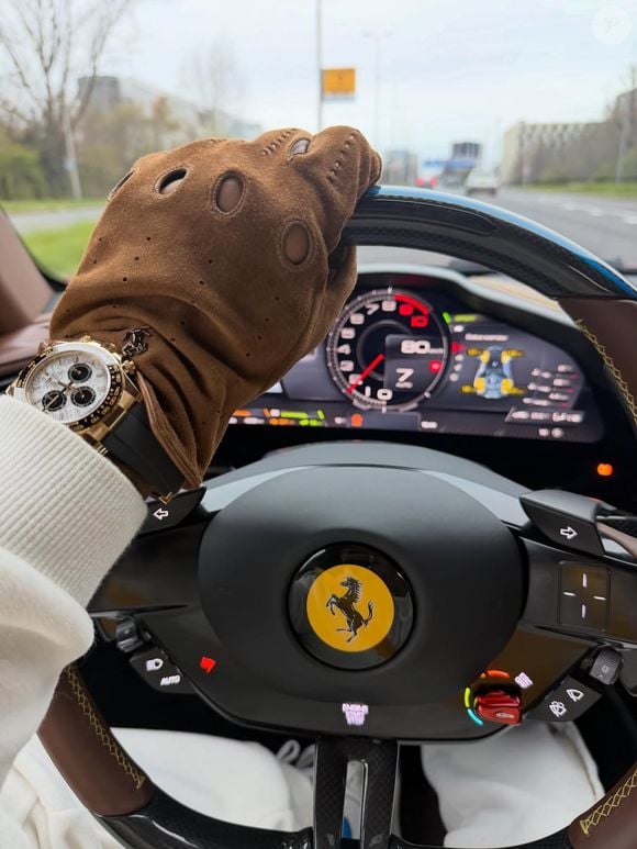 Memphis Depay tem coleção de relógios de luxo e de carros de alto padrão