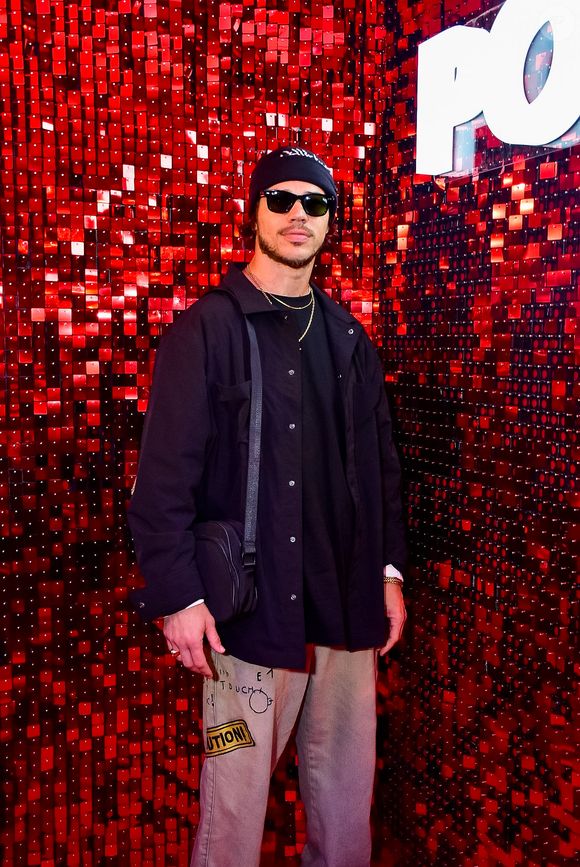 The Town 2025: de touca e no estilo Chorão, que interpreta em um filme póstumo, José Loreto esbanjou estilo no evento