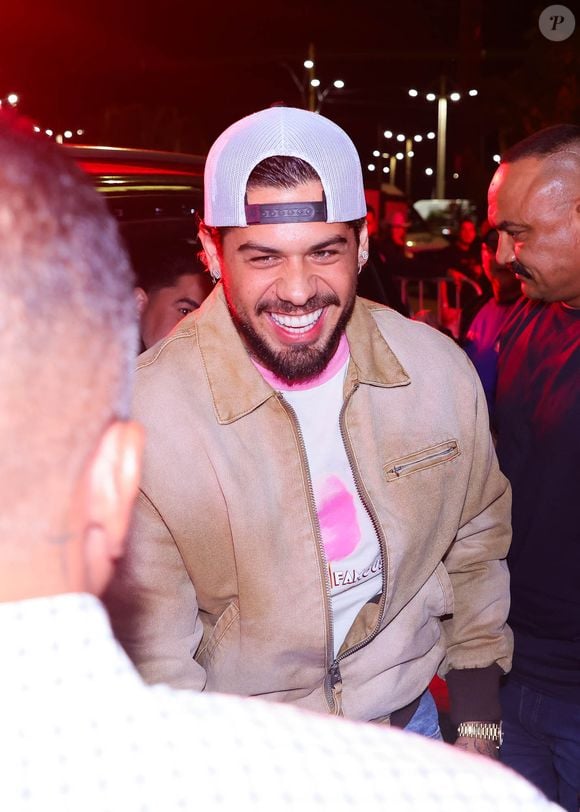 Zé Felipe recebeu no palco um fã que queria pedir uma moça em namoro. O rapaz brincou com o cantor: ‘A gente gosta de loira, né, Zé Felipe?’