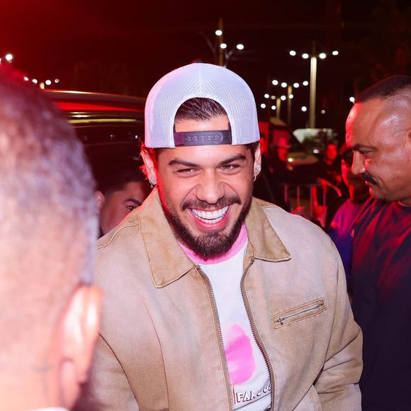 Zé Felipe recebeu no palco um fã que queria pedir uma moça em namoro. O rapaz brincou com o cantor: ‘A gente gosta de loira, né, Zé Felipe?’