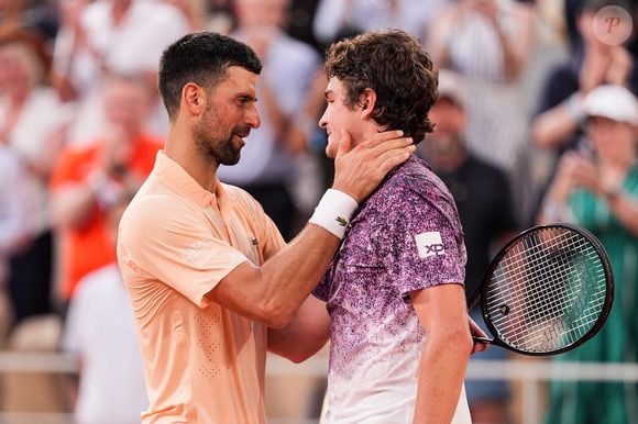 João Fonseca entrou para a história em Roland Garros ao derrotar Novak Djokovic, atual número 4 do mundo, após uma virada emocionante de 3 sets a 2