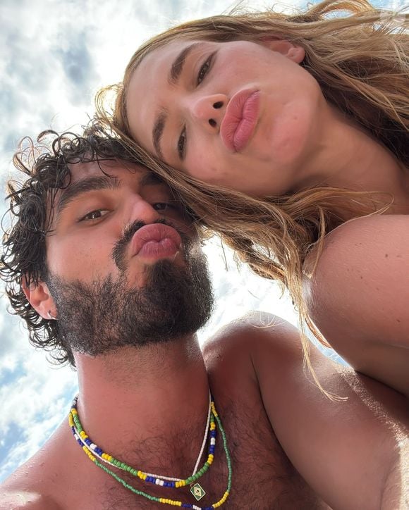 Nikolas Miguel explicou seu objetivo ao criar o look de Virgínia, com uma combinação de estilos e épocas diferentes
