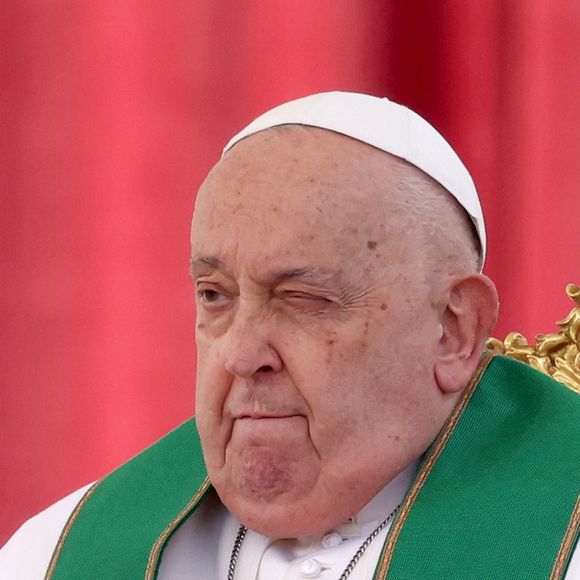 'Quando preciso de dinheiro para comprar sapatos ou algo assim, eu peço. Não tenho um salário, mas não me preocupo com isso, pois sei que serei alimentado de graça', disse o Papa Francisco no documentário 'Amém: Perguntando ao Papa' (2023).