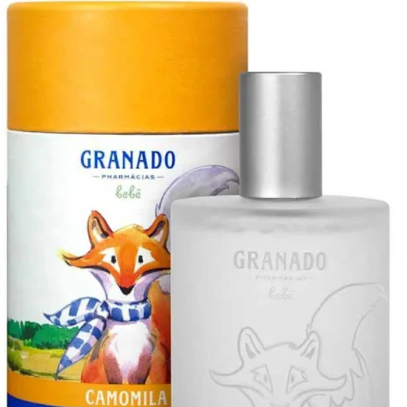 A colônia Bebê Camomila, da Granado, é muito usada por adultos, já que promove essa sensação de conforto com notas de camomila, acordes frescos e herbais, além de notas aquáticas.