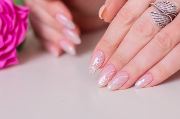 Unhas decoradas para casamento: brilho aparece discreto e elegante nessa foto