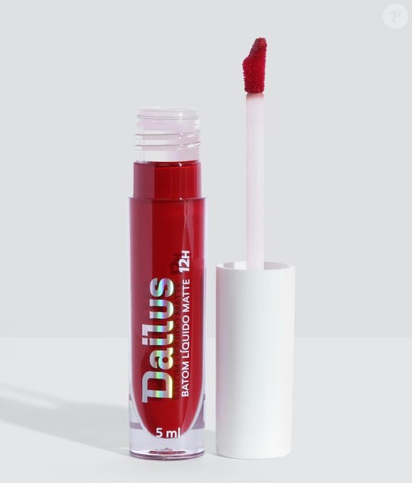 Batom Líquido Matte 12H (Dailus) - 5ml | R$ 45,90 -  está entre os queridinhos da maquiagem nacional disponível na cor Rubi. O produto oferece alta pigmentação, longa duração e fórmula enriquecida com manteiga de karité, ácido hialurônico e vitamina E