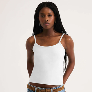 Já a blusa usada pela atriz parece ser uma regata branca fina, bastante versátil. Um modelo semelhante foi localizado na Hering, com decote arredondado e alças finas com elastano, vendido por R$ 59,99