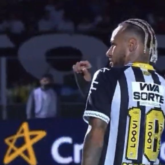 Neymar ainda fez um sinal de ‘pequeno’ com os dedos, interpretado por torcedores como uma tentativa de chamar o clube de pequeno