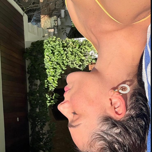 Isis Valverde surgiu de biquíni amarelo em registros publicados nos Stories do Instagram. Além da boa forma, a atriz chamou atenção ao mostrar o livro que a acompanha