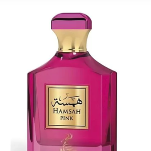 O perfume Hamsah Pink, da Sahari, combina a delicadeza das flores, além de um toque doce mais sofisticado com notas açucaradas e musk.