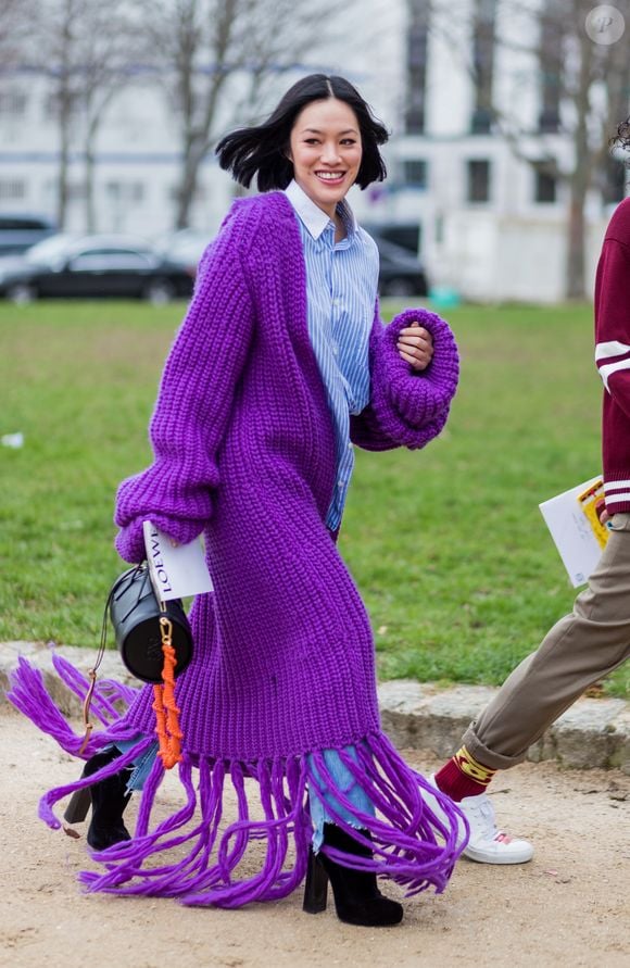 O look violeta de inverno ganha destaque com o Converse Run Star Trainer Ballet Flat feminino. Inspirado na delicadeza das sapatilhas, o modelo aposta em um tom suave de 'chiclete violeta índigo' e em um acabamento refinado que transforma produções casuais em combinações elegantes e sofisticadas para os dias mais frios