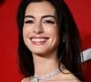 O cabelo longo e castanho virou uma marca de estilo de Anne Hathaway, hoje com 42 anos
