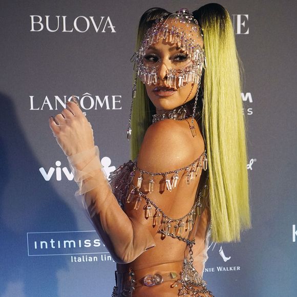 Sabrina Sato roubou a cena no Baile da Vogue 2020, cujo tema era Surrealismo Tropical, ao exibir um look deslumbrante com pedrinhas que realçaram sua beleza e a temática do evento