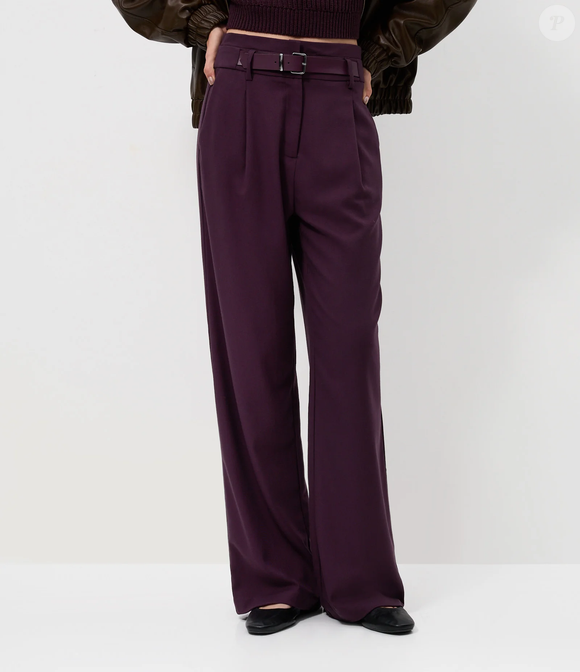 A Calça Reta em Alfaiataria com Meio Cinto Roxo, da Renner, é uma alternativa para levar a tendência do grape purple ao guarda roupa. Por R$ 179,90, a peça pode ser combinada ao tênis multicolorido para criar um look com informação de moda sem abrir mão da alfaiataria