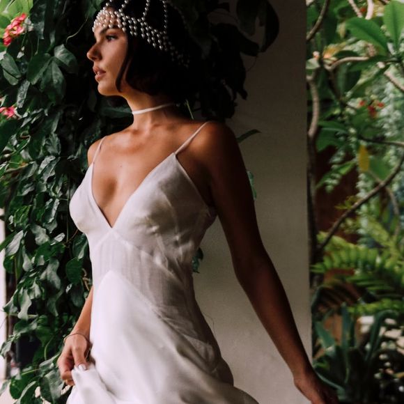 Isis Valverde optou por um vestido longo de cetim em seu casamento