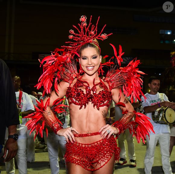 Virgínia comenta críticas à beleza de Vini Jr. em entrevista no Rio e web reage com ironias