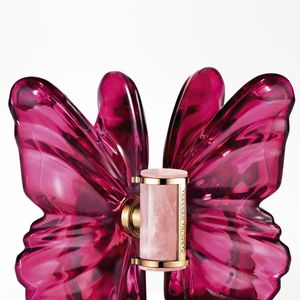 O perfume que aparece em foto na penteadeira de Bruna Marquezine é o La Bomba, de Carolina Herrera