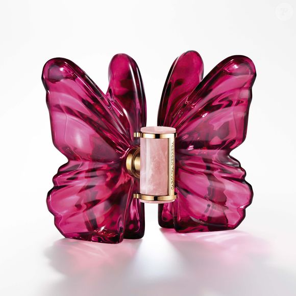 O perfume que aparece em foto na penteadeira de Bruna Marquezine é o La Bomba, de Carolina Herrera