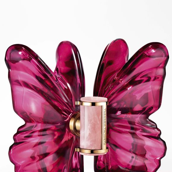 O perfume que aparece em foto na penteadeira de Bruna Marquezine é o La Bomba, de Carolina Herrera