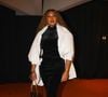 Cris Vianna apostou em um vestido preto de veludo, com comprimento midi e modelagem ajustada ao corpo. Por cima, usou uma peça branca de mangas volumosas, além de scarpin branco
