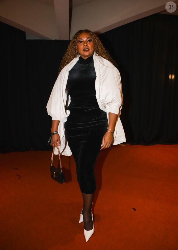 Cris Vianna apostou em um vestido preto de veludo, com comprimento midi e modelagem ajustada ao corpo. Por cima, usou uma peça branca de mangas volumosas, além de scarpin branco