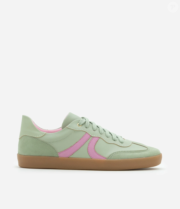Tênis Estilo Chuteira (Satinato), em PU com detalhes nas laterais verde e rosa, é a opção ideal para quem quer dar um up de cor nos looks cinzentos do dia a dia, assim como fazem vários modelos do Adidas Samba, só que em uma versão bem mais acessível