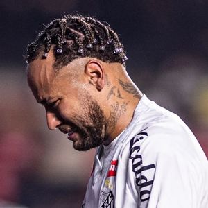 Neymar saiu de campo machucado e expôs os hematomas em sua rede social