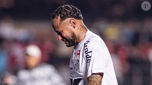 Neymar saiu de campo machucado e expôs os hematomas em sua rede social