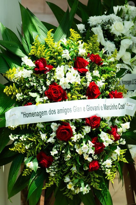 Velório de Rick, parceiro de Renner em dupla sertaneja: Gian e Giovani enviaram coroa de flores em nome dele e da família