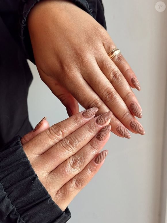 O marrom sempre foi presença garantida nas manicures