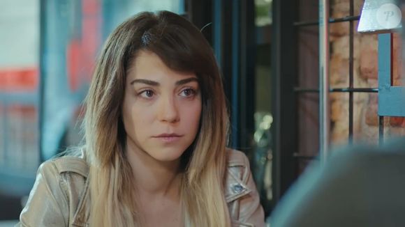 Enver é surpreendido por Ceyda e a cantora revela que passou a noite limpando a cafeteria de Arif, na novela 'Força de Mulher', no capítulo de terça-feira 18 de março de 2025