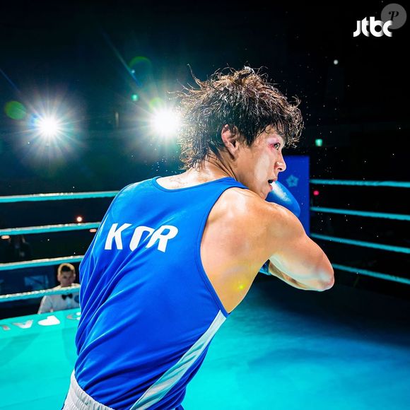 Mudança no corpo de Park Bo-gum para o novo papel impressiona, especialmente os braços super definidos do ator