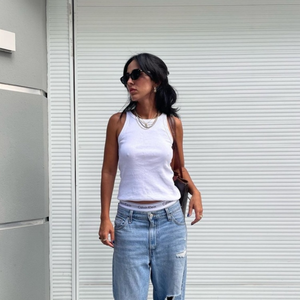 Jade Seba é fã do mix regata branca + jeans