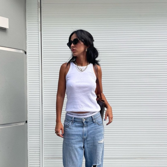 Jade Seba é fã do mix regata branca + jeans