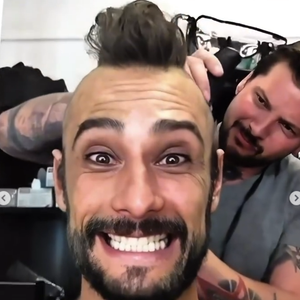 Durante entrevista ao Late Night With Seth Meyers, Rodrigo Santoro ainda brincou com a dificuldade de sua preparação para '300'. O apresentador observou que o filme tinha muitos efeitos visuais e questionou, em tom de humor, por que os pelos do ator não poderiam ter sido retirados digitalmente. 'Sim, seria maravilhoso!', respondeu o brasileiro