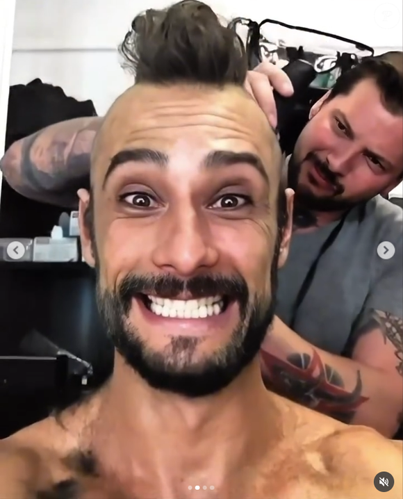 Durante entrevista ao Late Night With Seth Meyers, Rodrigo Santoro ainda brincou com a dificuldade de sua preparação para '300'. O apresentador observou que o filme tinha muitos efeitos visuais e questionou, em tom de humor, por que os pelos do ator não poderiam ter sido retirados digitalmente. 'Sim, seria maravilhoso!', respondeu o brasileiro
