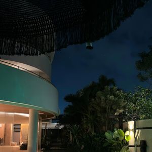 Piscina da mansão de Erika Januza foi revestida com quartzito em tom esmeralda, extraído em Diamantina, cidade histórica de Minas Gerais