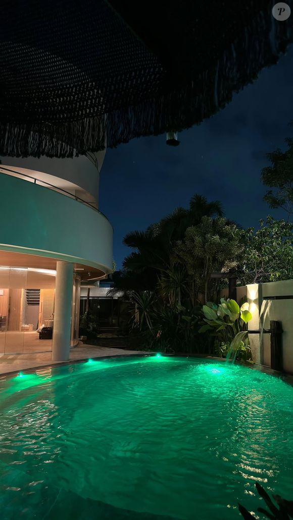 Piscina da mansão de Erika Januza foi revestida com quartzito em tom esmeralda, extraído em Diamantina, cidade histórica de Minas Gerais