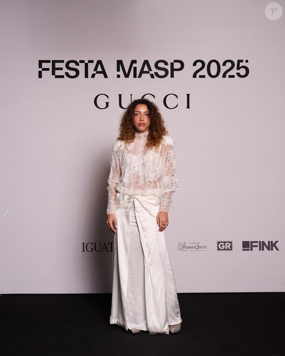 A renda foi o destaque principal do look de Alice Carvalho em evento da Gucci